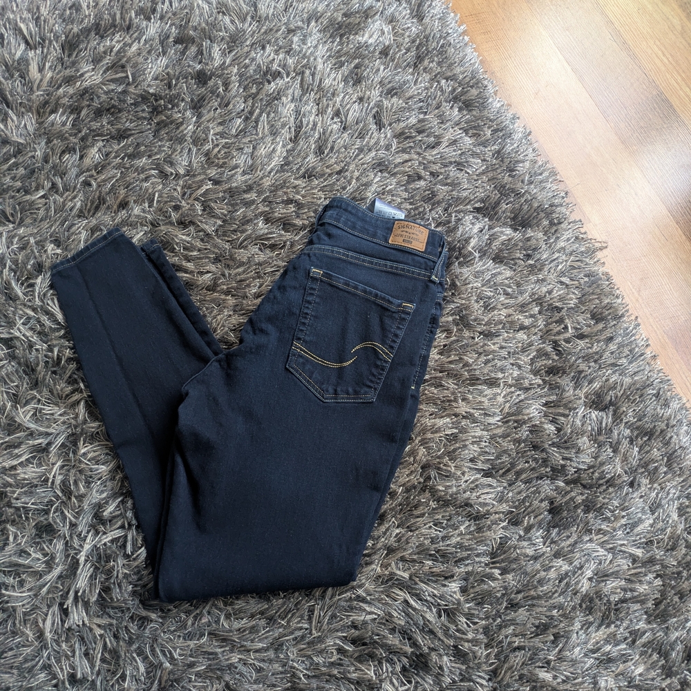 Levi's Black Skinny Women's Jeans with Tonal Stitching